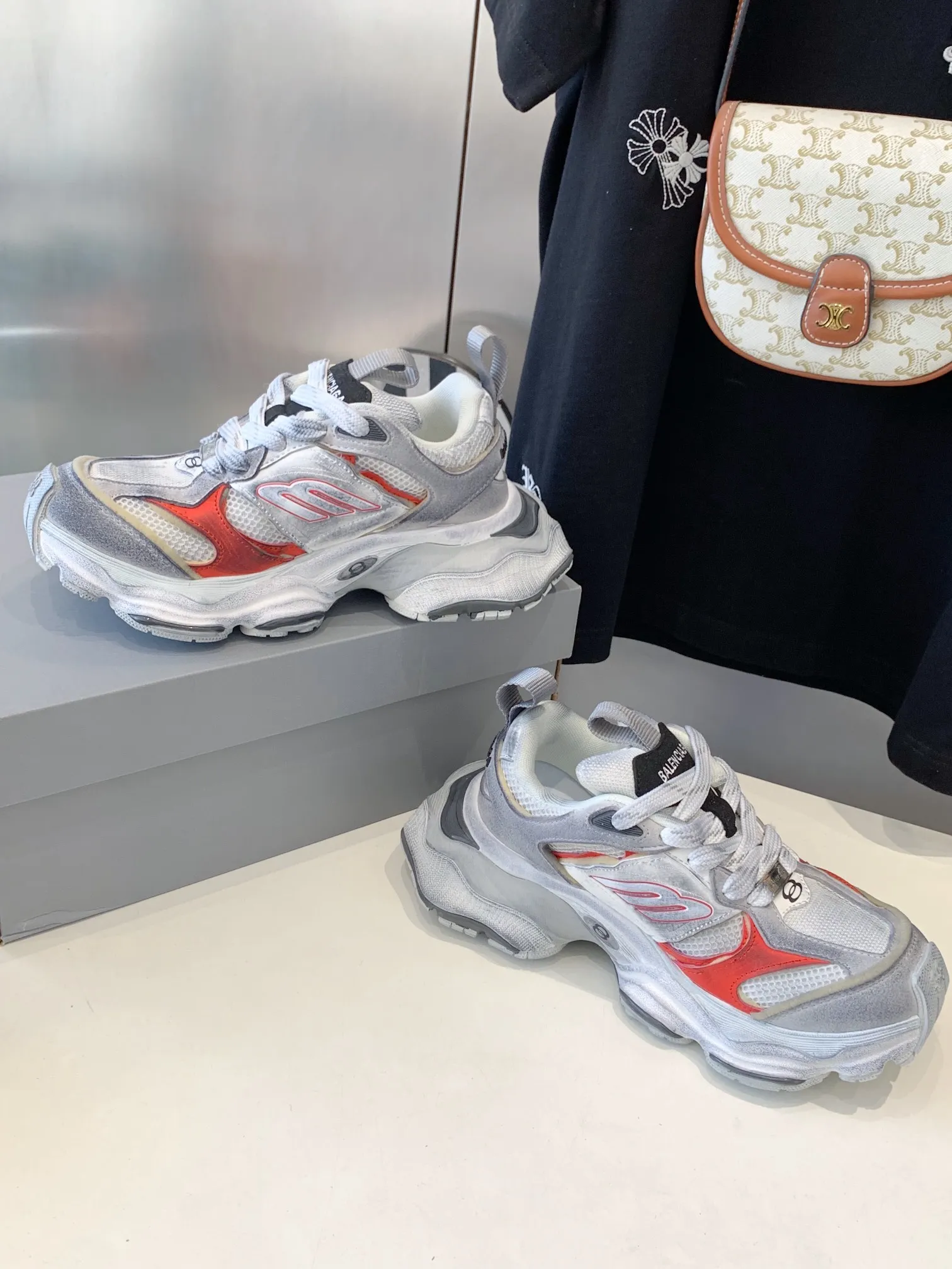 👟👟Ex-factory price 820👟👟 Paris 5XL correct version Balenciaga CARGO 23ss catwalk style 🔺 ℹ️The distressing process is done by hand. The degree of distress, scratch size and range of each shoe has a certain difference, which is normal. The upper is filled with high-density imported sponge, and the tongue is embroidered with Balenciaga words, as well as small engraving details. This plaque is developed by a separate mold, and there is 3M reflective material on the side. The three-dimensional logo and size mark on the heel, accessories dust bag and included shoelaces are upgraded and thickened shoe boxes. They are all made of original files and original lasts. CNC developed 1:1 proportion weight. Original EVA environmentally friendly deodorizing ring type insole. Newly developed 7-layer private mold. Combined anti-slip outsole. Information ℹ️ A large version design that has become more popular in recent years. This cargo is fatter than 3xl. It has a very good wrapping feel and is also very retro and fashionable. The sole is definitely very wear-resistant. Size: 35 -46
